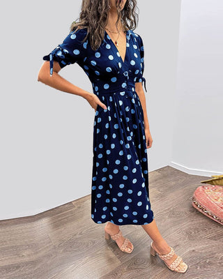 Christa - Gepunktetes Midikleid - Femininer V - Ausschnitt - Kleider - Schwarz - Müller Mode