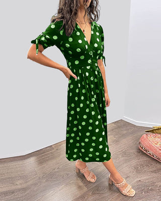 Christa - Gepunktetes Midikleid - Femininer V - Ausschnitt - Kleider - Schwarz - Müller Mode