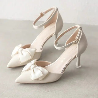 Erich - Spitz zulaufende Riemchen - Absätze - Fliegendetail - Pumps - Beige - Müller Mode