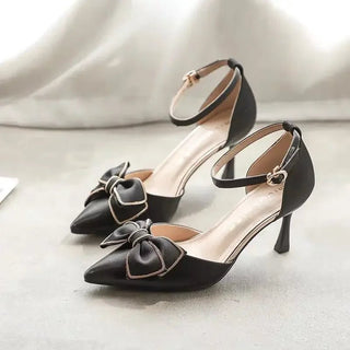 Erich - Spitz zulaufende Riemchen - Absätze - Fliegendetail - Pumps - Schwarz - Müller Mode