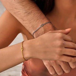 Zora Minimalistisches Armband mit Knoten - Detail - Armbänder - Gold - Müller Mode