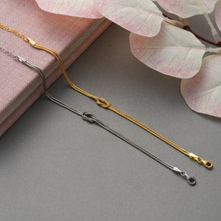 Zora Minimalistisches Armband mit Knoten - Detail - Armbänder - Gold - Müller Mode