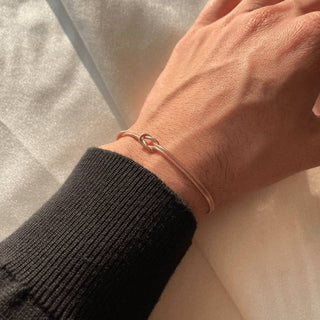 Zora Minimalistisches Armband mit Knoten - Detail - Armbänder - Gold - Müller Mode