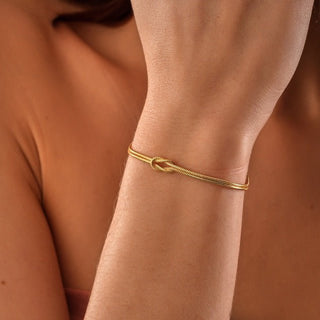 Zora Minimalistisches Armband mit Knoten - Detail - Armbänder - Gold - Müller Mode