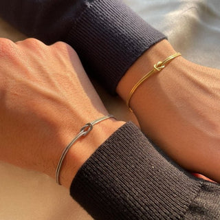 Zora Minimalistisches Armband mit Knoten - Detail - Armbänder - Gold - Müller Mode