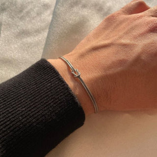 Zora Minimalistisches Armband mit Knoten - Detail - Armbänder - Silber - Müller Mode