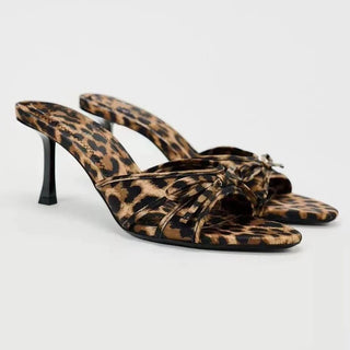 Alena - Sandalen mit Absatz - Schleifen - Detail - Pumps - Leopardenmuster - Müller Mode