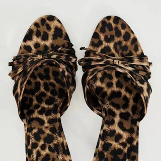 Alena - Sandalen mit Absatz - Schleifen - Detail - Pumps - Leopardenmuster - Müller Mode