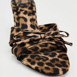 Alena - Sandalen mit Absatz - Schleifen - Detail - Pumps - Leopardenmuster - Müller Mode