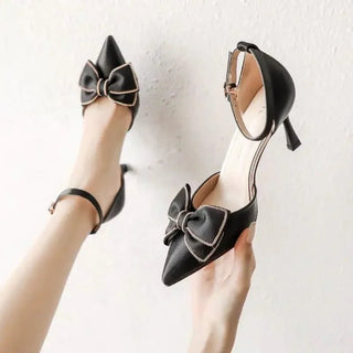 Erich - Spitz zulaufende Riemchen - Absätze - Fliegendetail - Pumps - Schwarz - Müller Mode