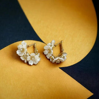 Micara - Blossom Hoops - Ohrringe - Ohrringe - Beige - Müller Mode
