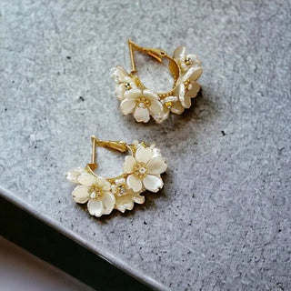 Micara - Blossom Hoops - Ohrringe - Ohrringe - Beige - Müller Mode