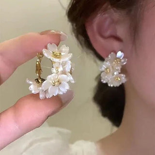 Micara - Blossom Hoops - Ohrringe - Ohrringe - Beige - Müller Mode