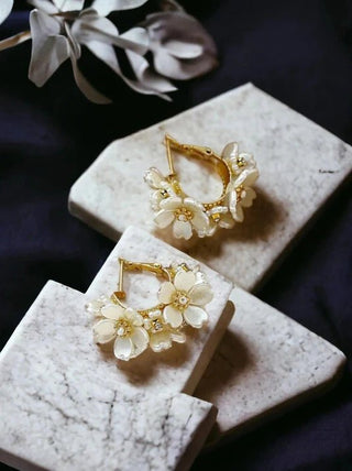 Micara - Blossom Hoops - Ohrringe - Ohrringe - Beige - Müller Mode