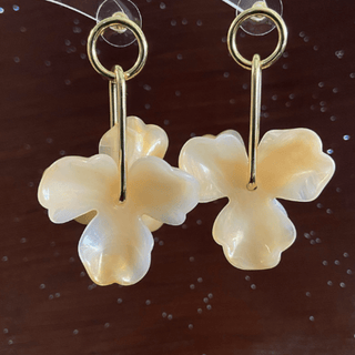 Micara - Creamy Blooms - Ohrringe - Ohrringe - Creme - Müller Mode