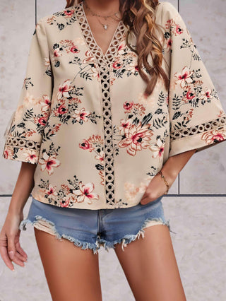 Noelle - Blumentop - V - Ausschnitt Schwingende Ärmel - Tops - Beige - Müller Mode
