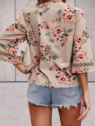 Noelle - Blumentop - V - Ausschnitt Schwingende Ärmel - Tops - Beige - Müller Mode