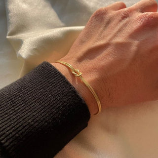 Zora Minimalistisches Armband mit Knoten - Detail - Armbänder - Gold - Müller Mode