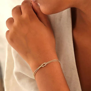 Zora Minimalistisches Armband mit Knoten - Detail - Armbänder - Silber - Müller Mode