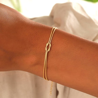 Zora Minimalistisches Armband mit Knoten - Detail - Armbänder - Silber - Müller Mode